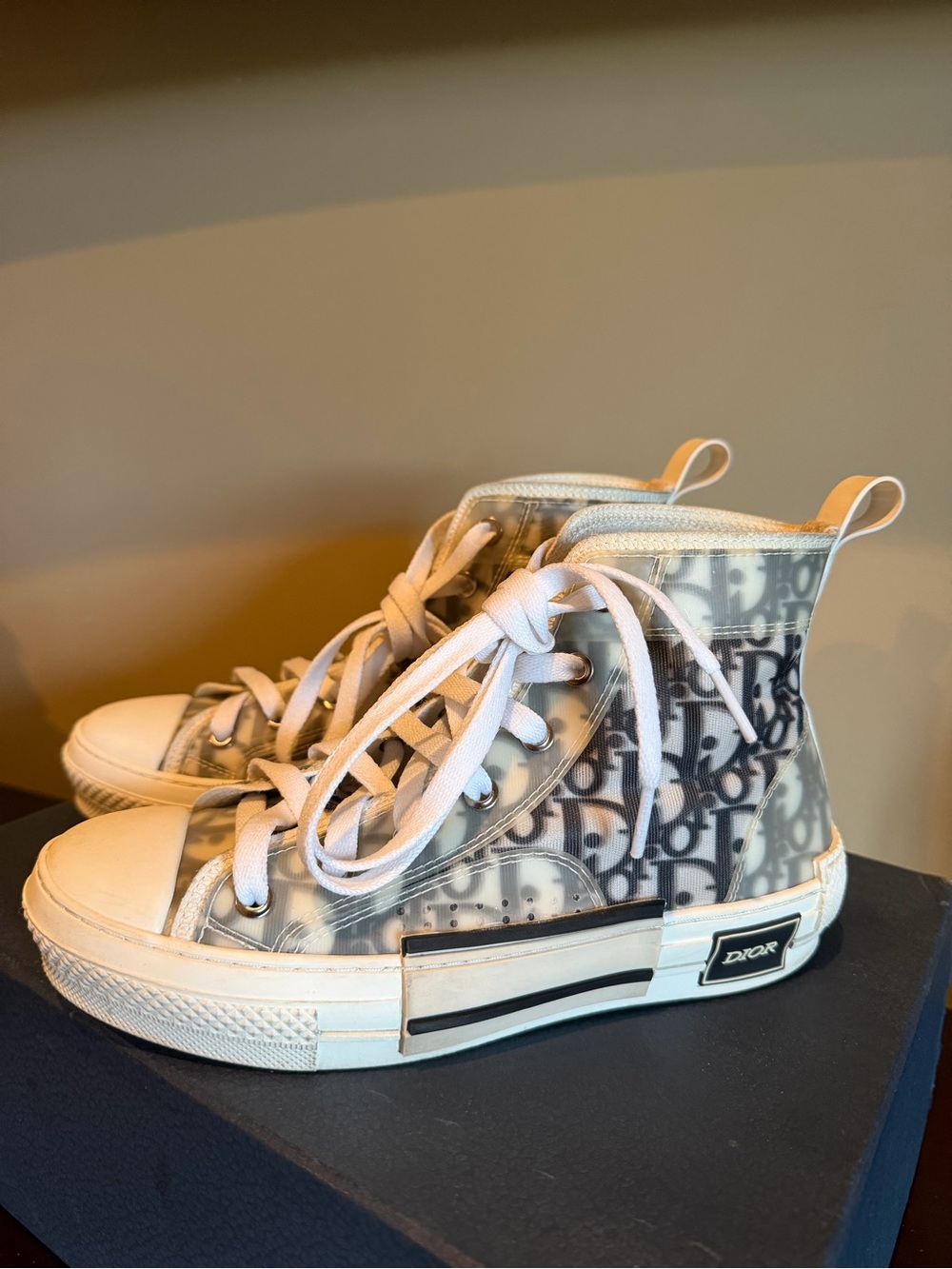 B23 League High-Top Sneaker
White and Black Dior Oblique Canvas - Picture 2 of 7